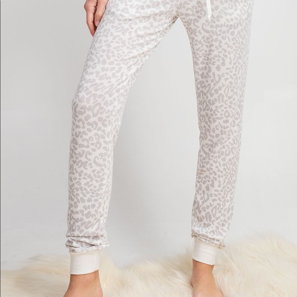 LAST ONE GREY LEOPARD FULL SET LOUNGE/PJ SET SMALL - Picture 4 of 7